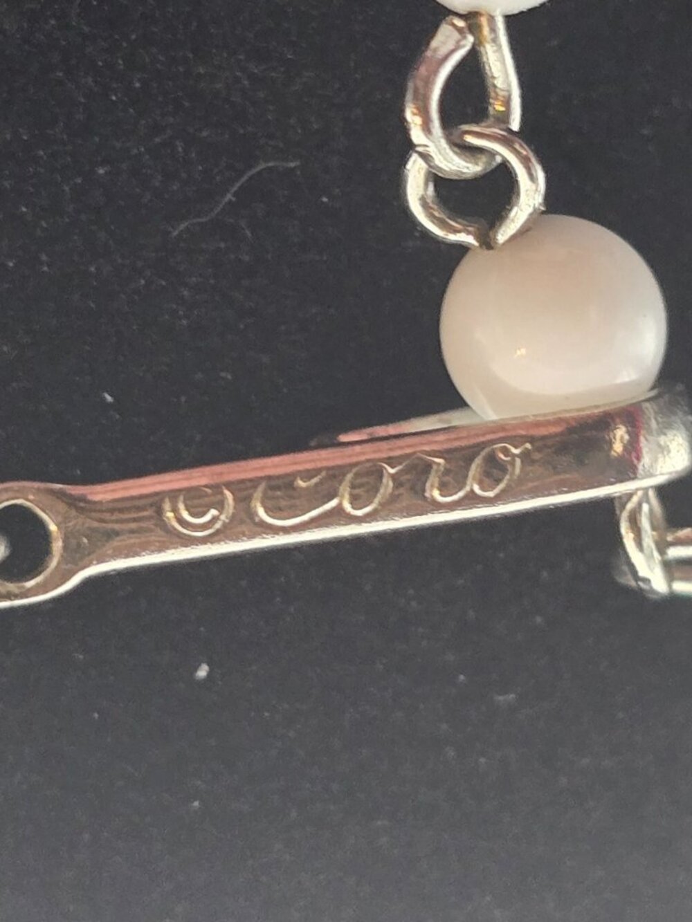 Vintage Signed 1950's Coro Cream Enamel & Silver Tone Linked Leaf Necklace - Picture 3 of 3